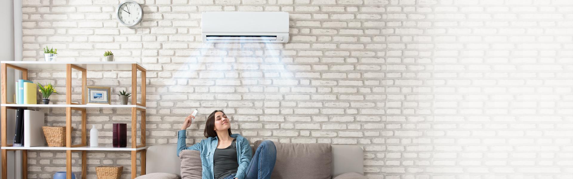 Odprężona pani siedząca pod działającym wentylatorem - Slajd #2